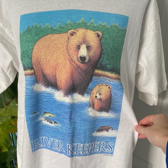 Single Stitch Human-i-Tees River Keepers Bear & Fish White Large Graphic T-Shirt - Picture 2 of 8